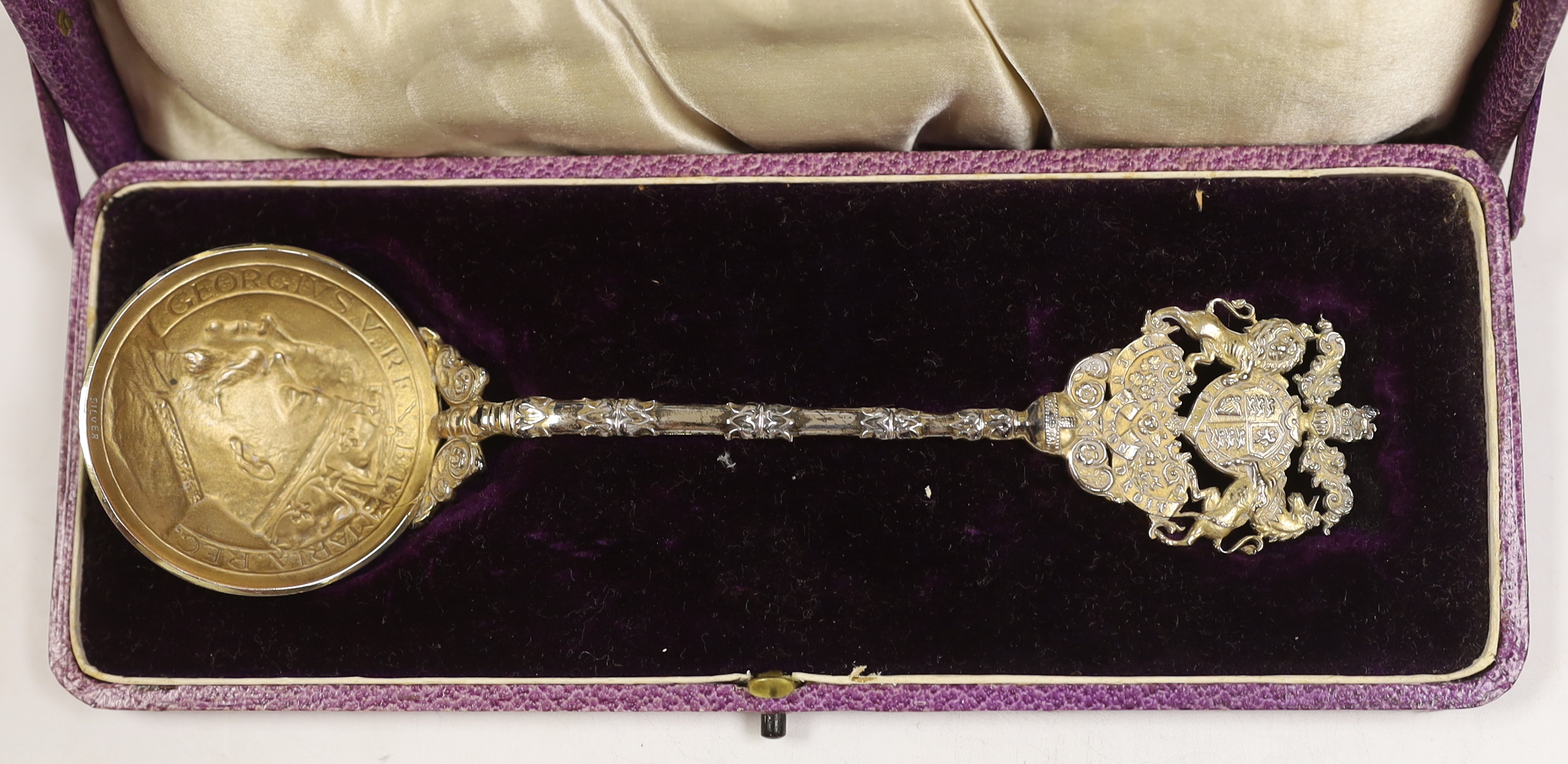 A late 19th century Russian 84 zolotnik and polychrome cloisonné enamel shovel shaped spoon, assay master Anatoly Artsibashov?, Moscow, 1891, 10.6cm, two later Russian similar coffee spoons and a cased 1911 commemorative